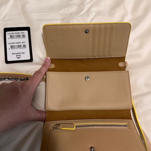 🔥 MCM Logo Klara Embossed Leather Smartphone Crossbody Clutch Wallet - Picture 10 of 11